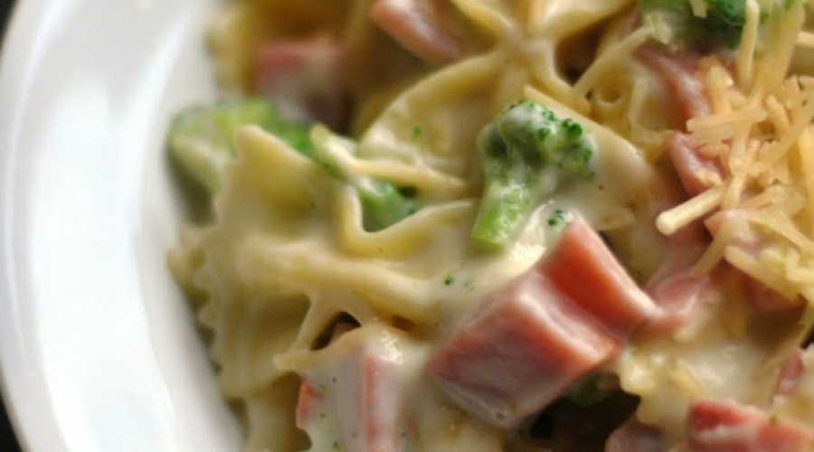 5 Ingredient Ham, Broccoli & Alfredo Pasta Toss